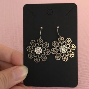 💛3 for $10💛 Silver snowflake earrings *free in bundle of 2 or more items*